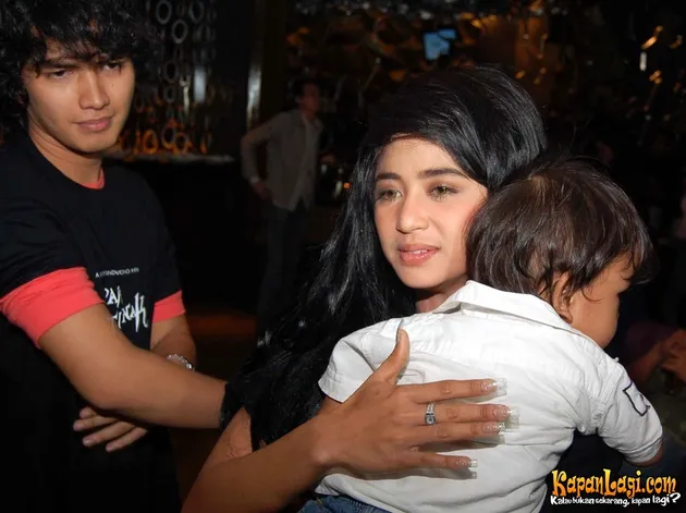 dewi perssik
