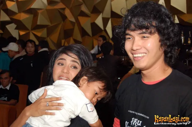 dewi perssik