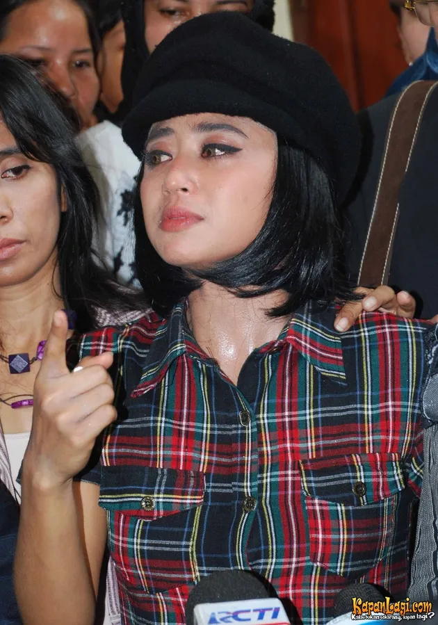 dewi perssik