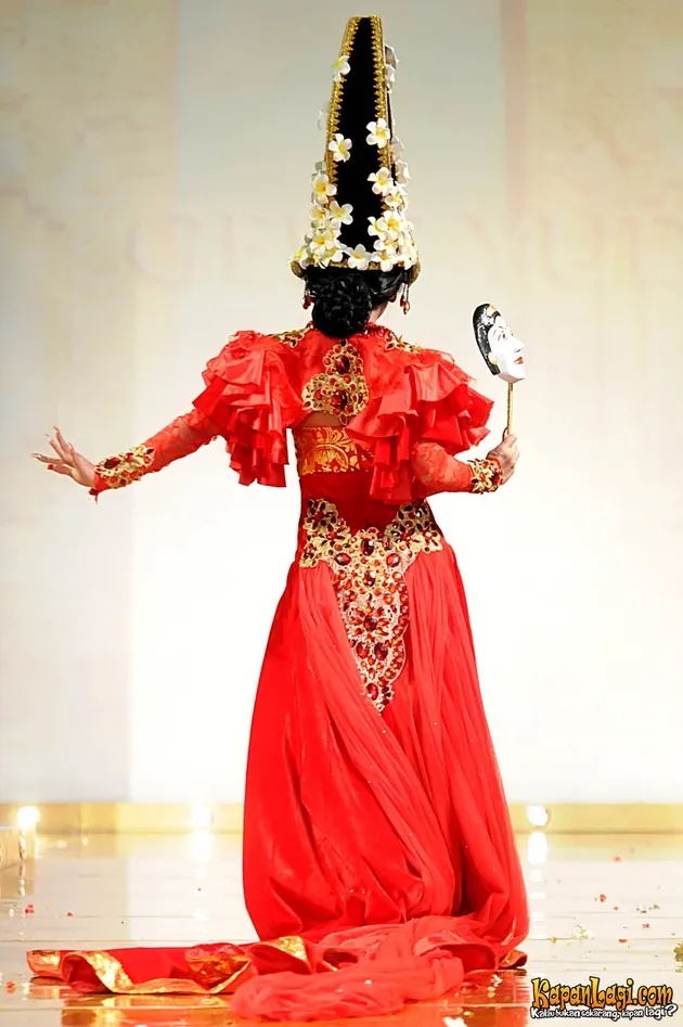 DEWI PERSSIK TAMPIL MEMUKAU DALAM KEMANG FASHION WEEK 
