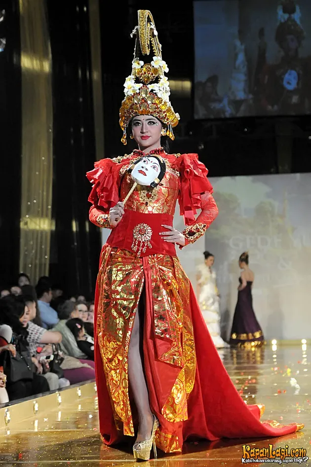 Jika biasanya Dewi Perssik tampil vulgar, kali ini ia tampil anggun dan memukau dalam balutan gaun modifikasi pakaian tradisional Bali.
