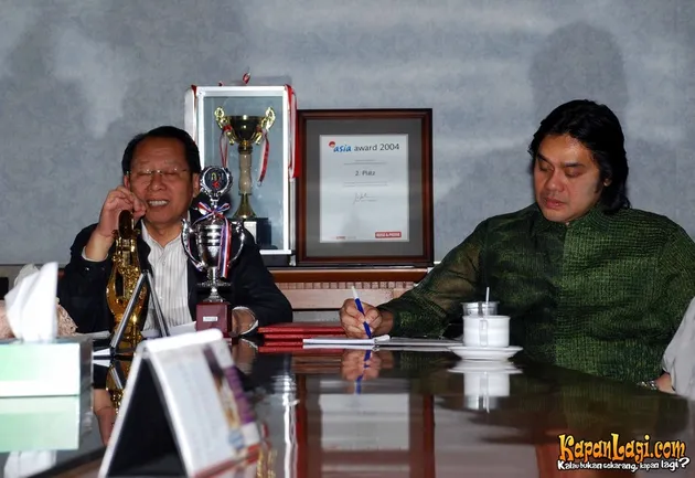 Dwiki Dharmawan dan istrinya, Ita Purnamasari