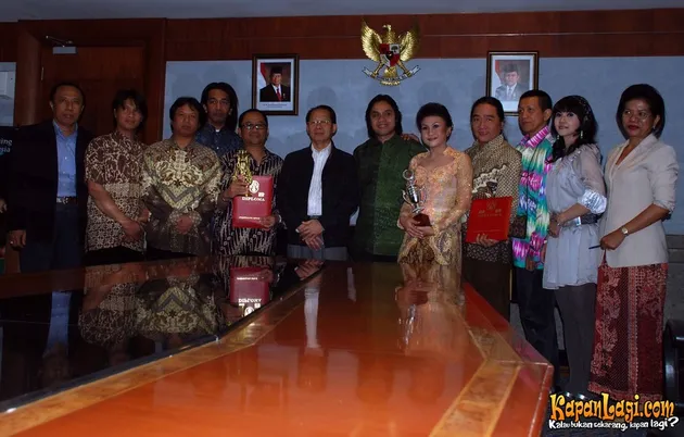 Dwiki Dharmawan dan istrinya, Ita Purnamasari serta Didik Nini Thowok di Gedung Sapta Pesona Departemen Kebudayaan dan Pariwisata, Jakarta, Senin (20/4) malam