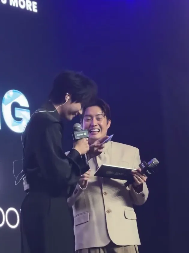 Momen hangat Edric Tjandra dan Zhou Yiran