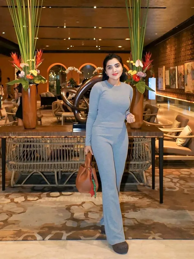 Ashanty pakai baju abu-abu