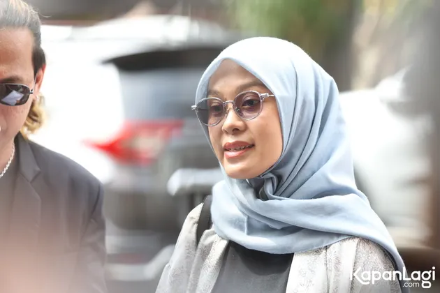 Ayu Chairun Nurisa pakai hijab abu-abu