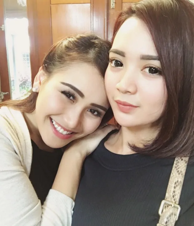 Wika Salim kelihatannya dekat banget nih sama Ayu Ting Ting yang juga merupakan penyanyi dangdut populer di Indonesia.