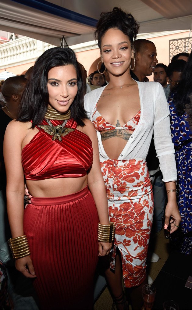 Rihanna dan Kim Kardashian yang sama-sama seksi dan cantik.