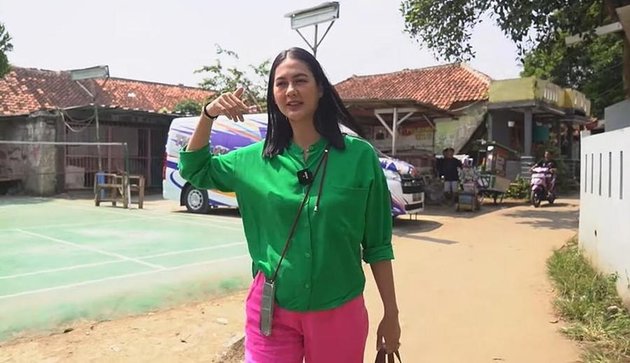 Paula Verhoeven menempuh perjalanan lebih dari dua jam demi bisa bermain ke rumah Bonge. Lokasi rumah pentolan Citayam Fashion itu terletak di Cilebut, Kabupaten Bogor, Jawa Barat.