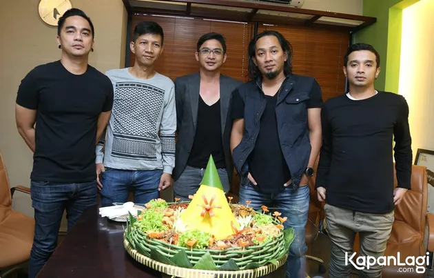 Eksistensi Ungu sempat diuji dan diragukan akhir-akhir ini. Band yang beken lewat lagu 'Demi Waktu' ini bahkan diisukan sedang mencari sosok vokalis baru. Kok bisa?