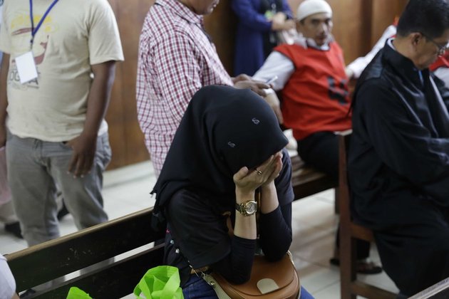 Sad Expression of Zul Zivilia's Wife When She Found Out Her Husband Was Sentenced from Life Imprisonment to 18 Years in Prison, Remembering House Installments & Children's School Fees