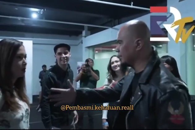 His Expression Becomes the Spotlight, 8 Moments of Maia Estianty Being Greeted by Ahmad Dhani at El Rumi Boxing Match
