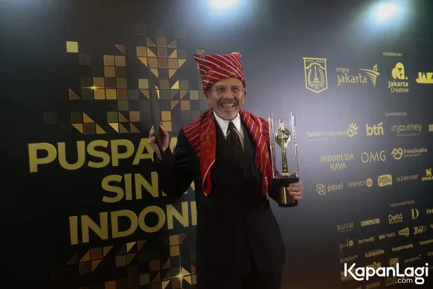 El Manik Pegang Piala