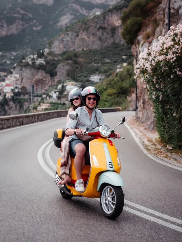 Syifa Hadju &amp; el Rumi naik vespa di Italia