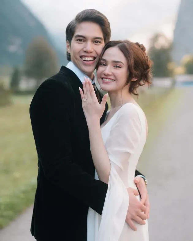 El Rumi dan Syifa Hadju pamer cincin