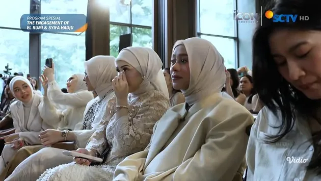 Kesha Ratuliu menangis