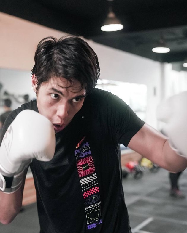 El Rumi Sends Prayers to Maia Estianty who is Currently Performing Umrah to Defeat Jefri Nichol in Boxing Ring
