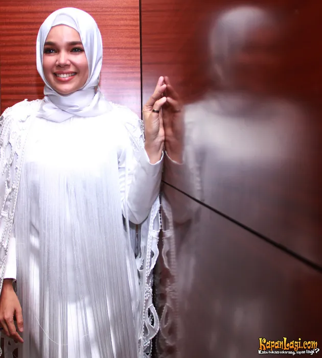 ELEGAN MENAWAN, INI GAYA PARA BINTANG DI PREMIER 'AIR MATA 