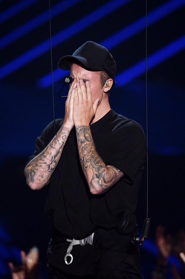 Tidak ada satu pun yang menyangka kalau Justin Bieber tiba-tiba akan menangis di acara MTV Video Music Awards 2015.
