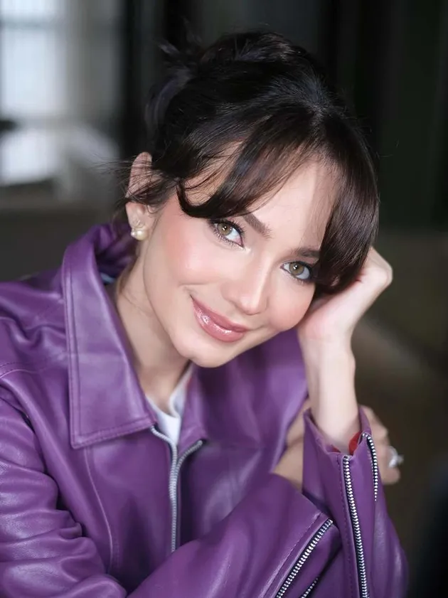 Enzy Storia Tampil Cantik dengan Makeup Flawless