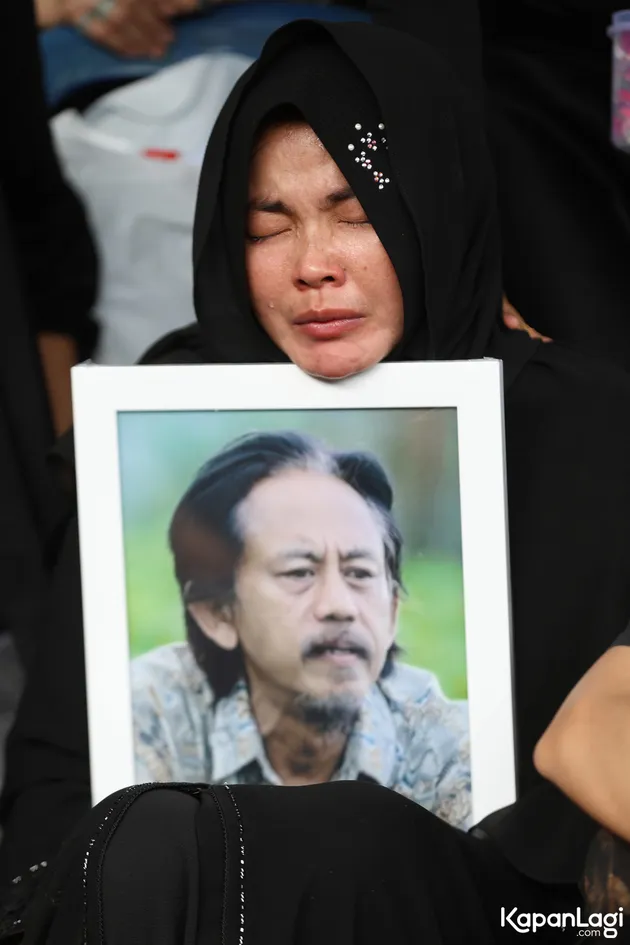 Karina menangis di pemakaman Epy Kusnandar