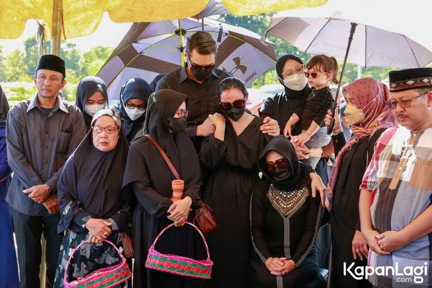 Chloe di Pemakaman Ayah Asmirandah