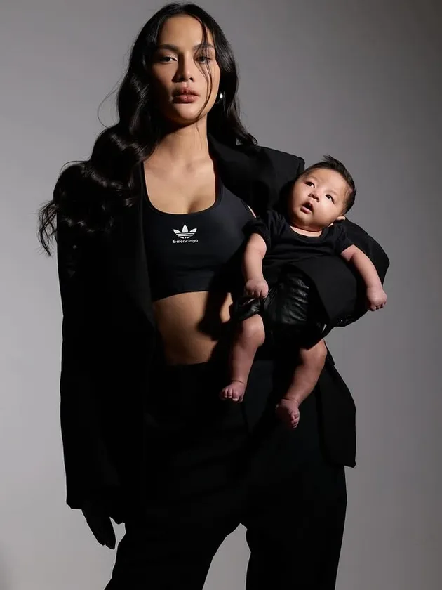 Erika Carlina pakai baju hitam