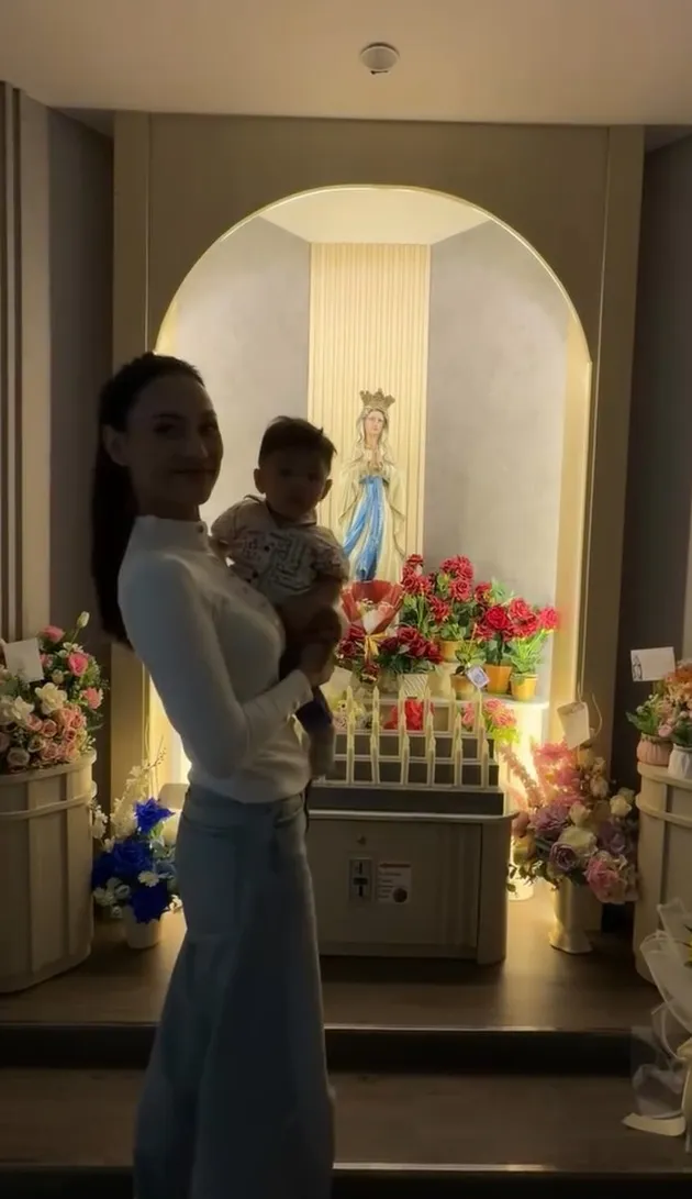 Erika Carlina gendong sang anak