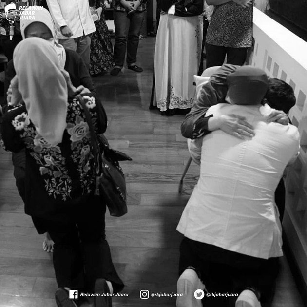 Eril Passed Away, Portraits of Ridwan Kamil Sitting Weakly and Crying in the Embrace of His Mother