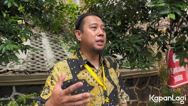 Pengacara Andre Taulany pakai batik