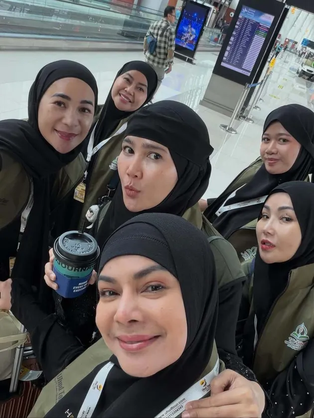 Vien Tasman Ibu Rachel Vennya Berangkat Umrah