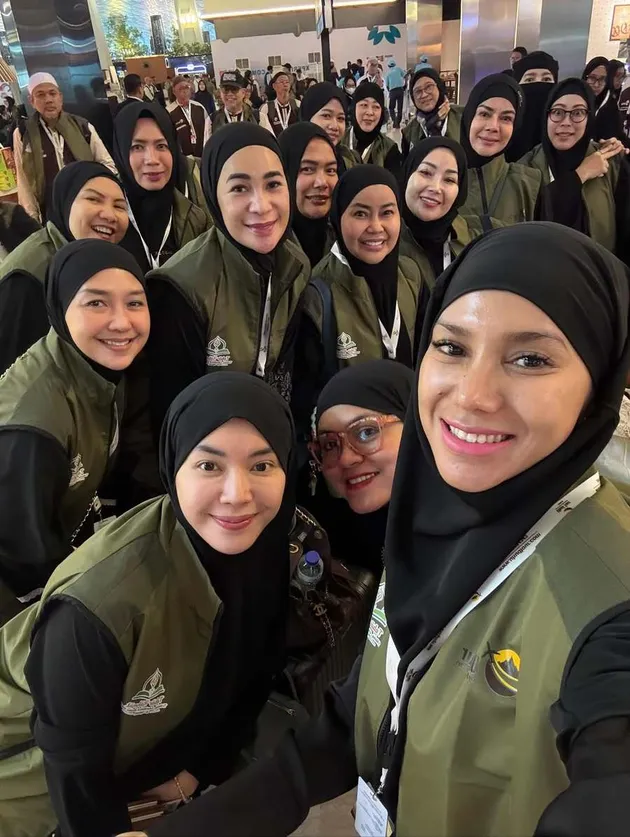 Erin Taulany Bersama Teman-teman Berangkat Umrah
