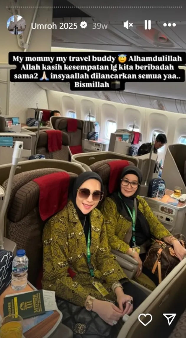 Erin Taulany di Pesawat Menuju Tanah Suci