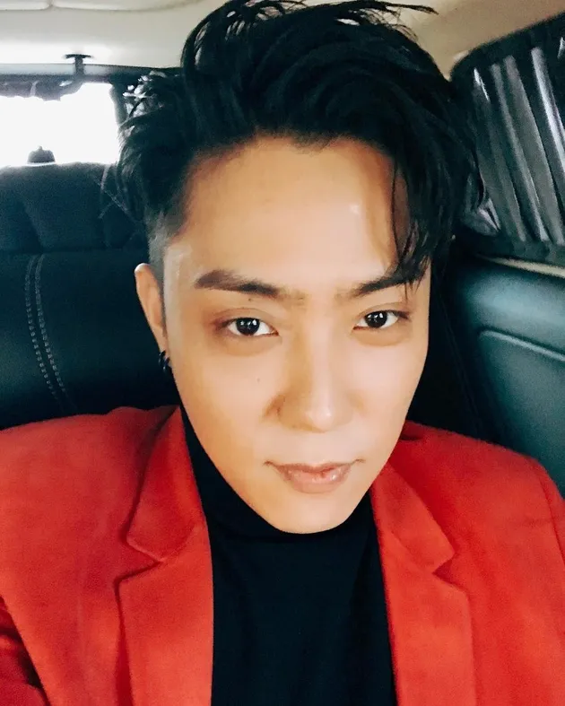 Eun Ji Won Pakai Jas Merah