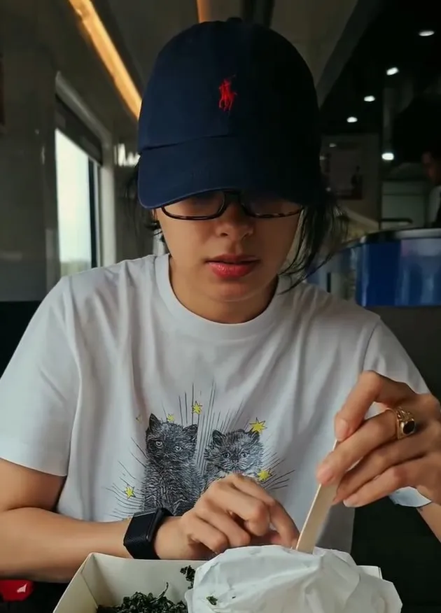 Eva Celia Makan di Kereta