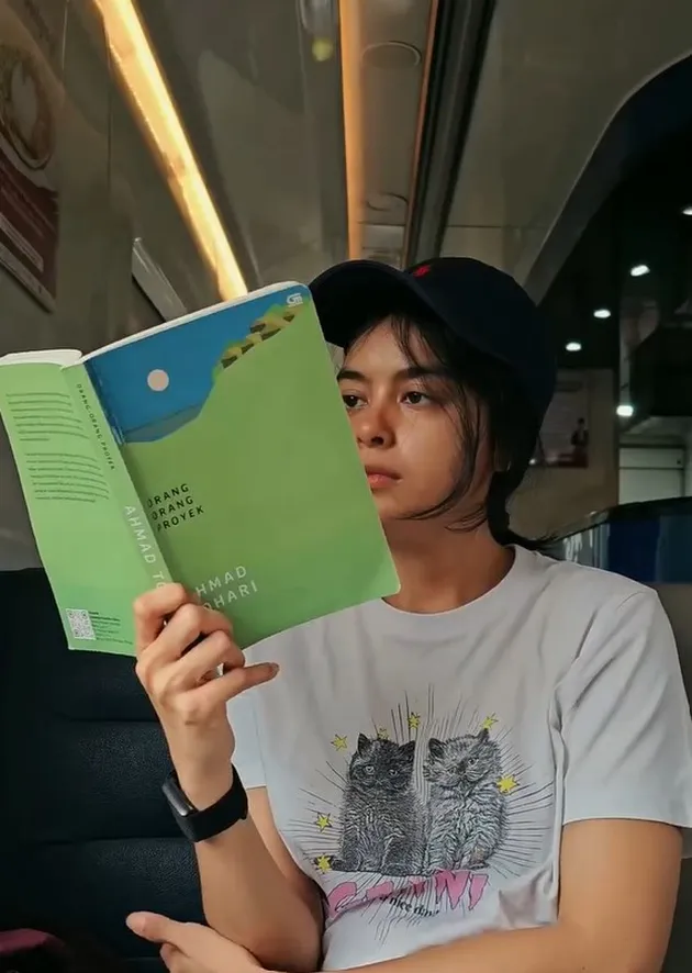Eva Celia Baca Buku Sambil Menikmati Perjalanan ke Semarang