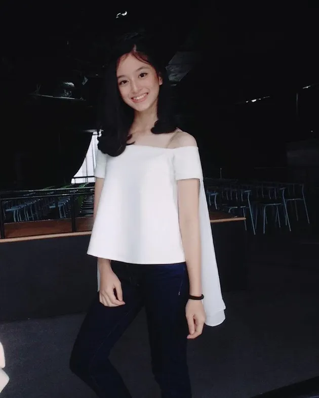 Taraaa! Ini adalah Eve Antoinette atau akrab disapa Eve, anggota termuda dari JKT48.