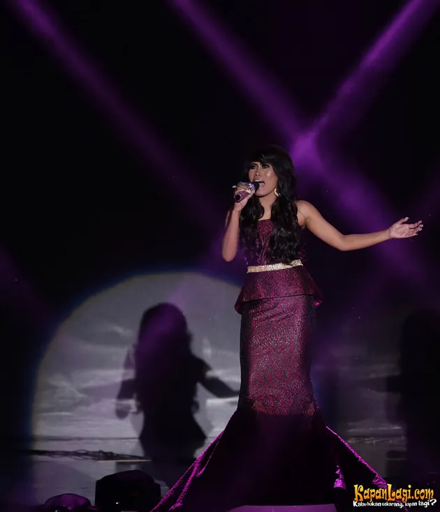Tembus sesi final dalam ajang D'Academy 2, Evi tampil pede menggunakan dress berwarna ungu. Cantik banget ya?