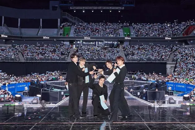 EXO membawa banner fan project