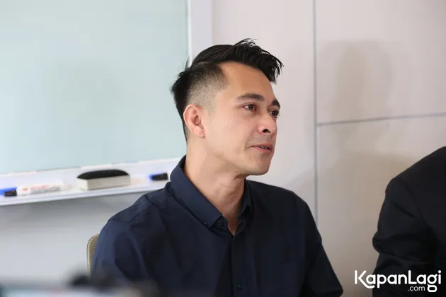 Eza Gionino Memohon Sambil Berlutut 