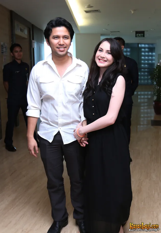 EKSPRESI BAHAGIA ARUMI BACHSIN DAN EMIL DARDAK - CERITA ...