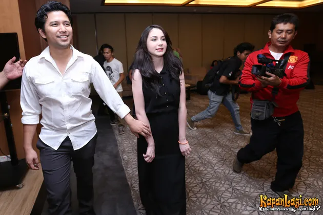 Ekspresi Bahagia Arumi Bachsin dan Emil Dardak Cerita