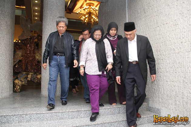 EKSPRESI DUKA KELUARGA SEPENINGGAL TAUFIQ KIEMAS ...