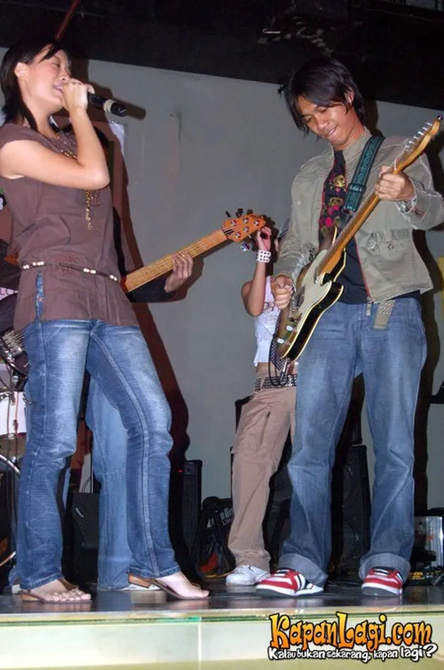 Eross Chandra dan Leony