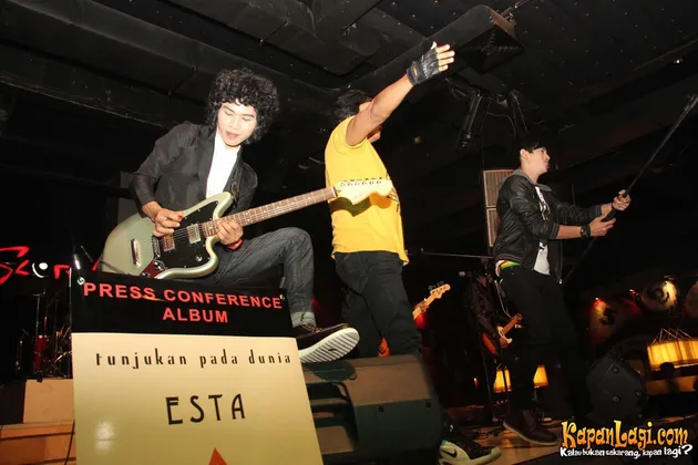 Ikang Fawzi dan Esta Band