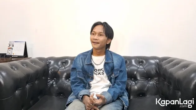Fajar Sadboy pakai jeans