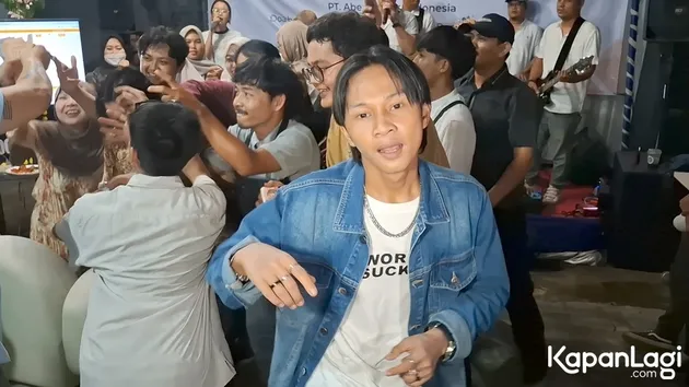 Fajar Sadboy di depan banyak orang