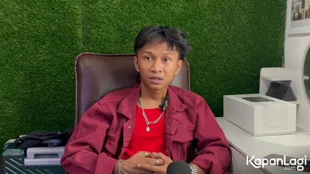 Fajar Sadboy pakai kaos merah