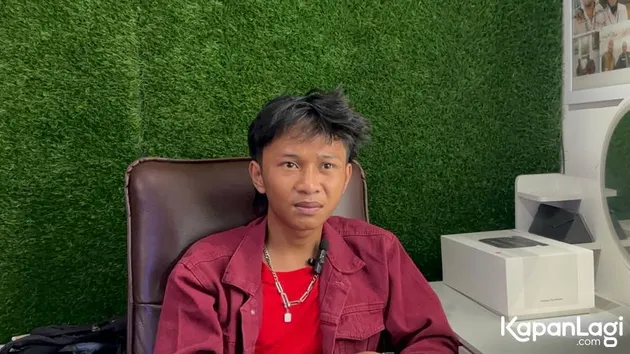 Fajar Sadboy pakai jaket merah