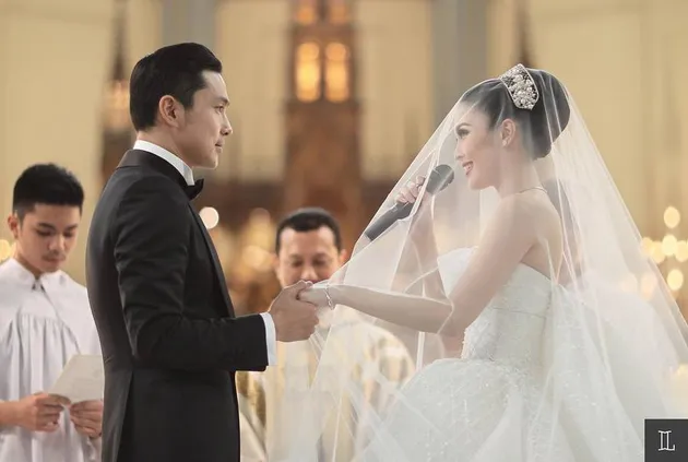 selebriti indonesia, pernikahan selebriti, sandra dewi menikah